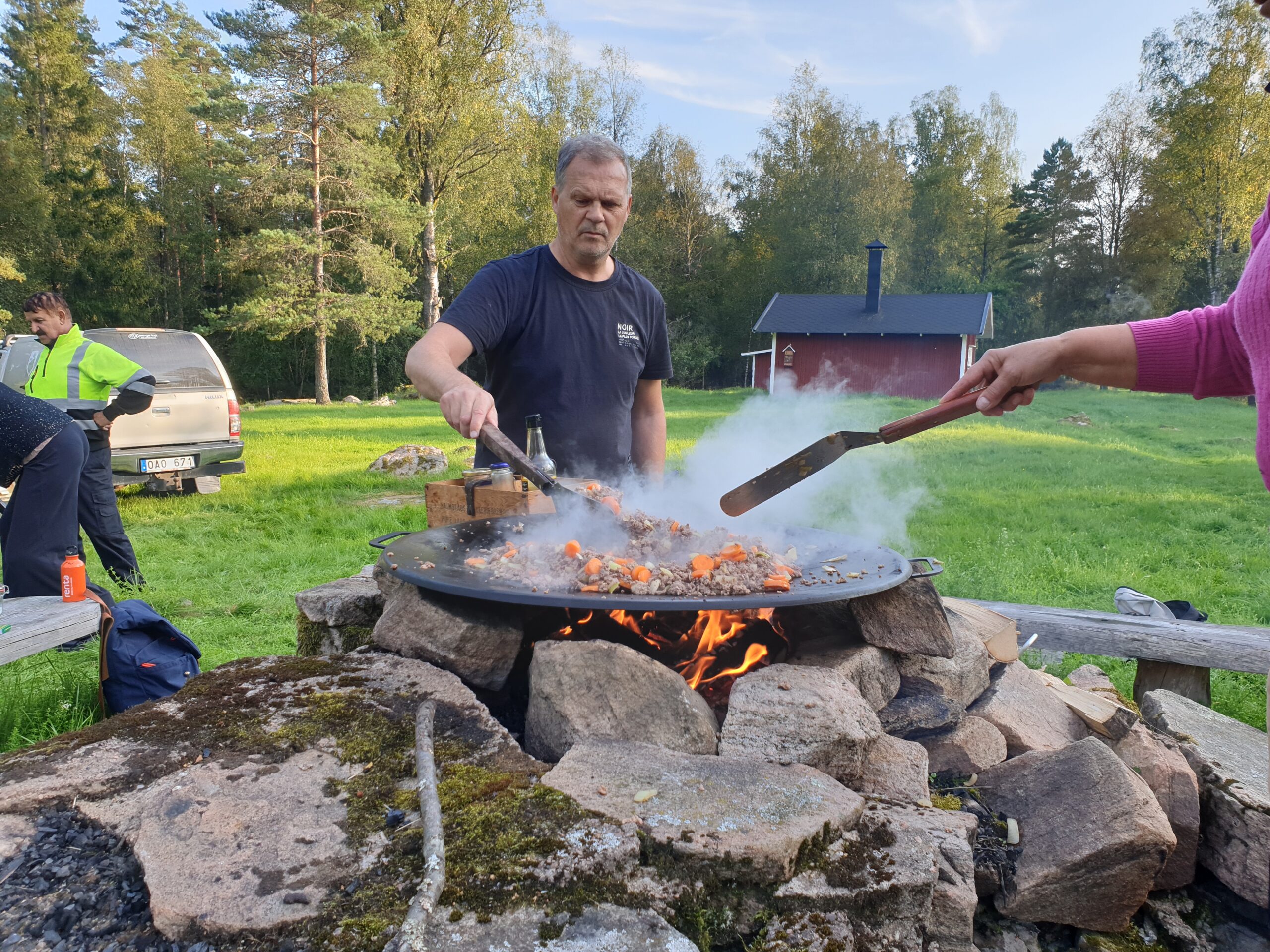 Ridtur med matlagning över öppen eld i skogen